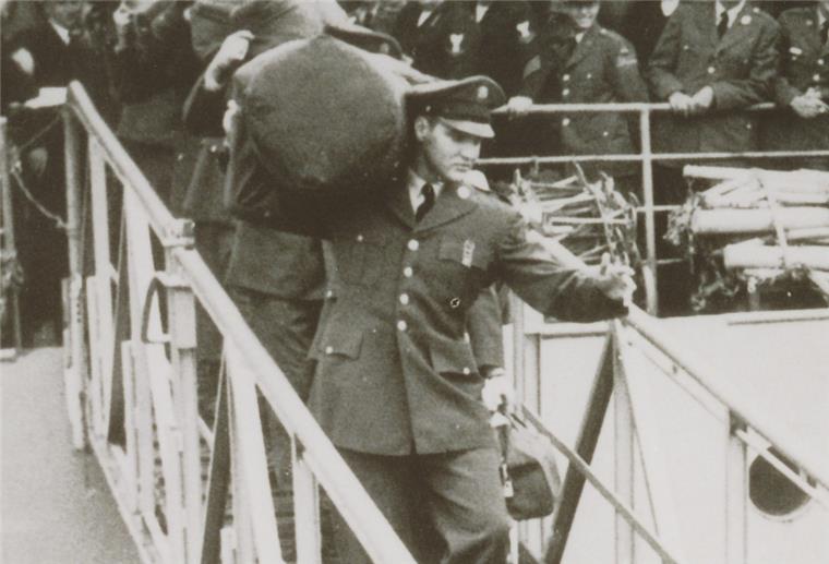 Elvis-Feier an Bremerhavener Columbuskaje Am 1. Oktober 1958 ging Elvis Presley an der Columbuskaje von Bord des Truppentransporters „USS General Randall“.