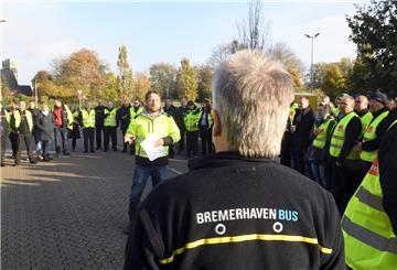 Busfahrer von Bremerhaven Bus stehen zusammen.