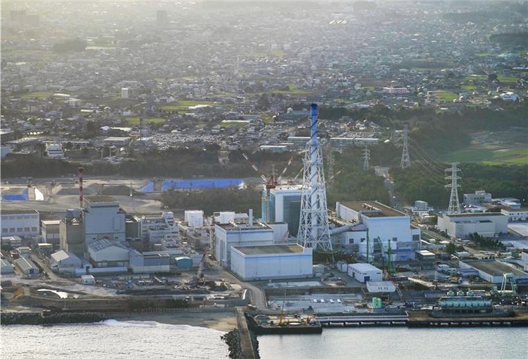 Starkes Erdbeben erschüttert Fukushima Blick auf das Kernkraftwerk Tokai Nr. 2 in der Präfektur Ibaraki in Ostjapan (Luftaufnahme).