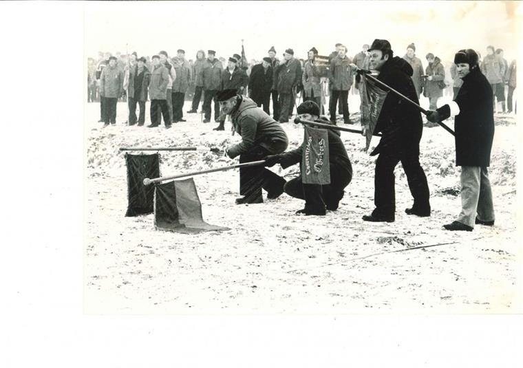 Klootschießen: Was man über den Friesensport wissen muss Am 13. Januar 1982 fand in Seefeld ein Kloot-Feldkampf zwischen dem Klootschießerlandesverband Oldenburg und dem Landesklootschießerverband Ostfriesland statt – mit den Bahnweisern (von links) Wilhelm Ruch, Erwin Goesmann, Ummo Wemken und Dieter Gertjegerdes.