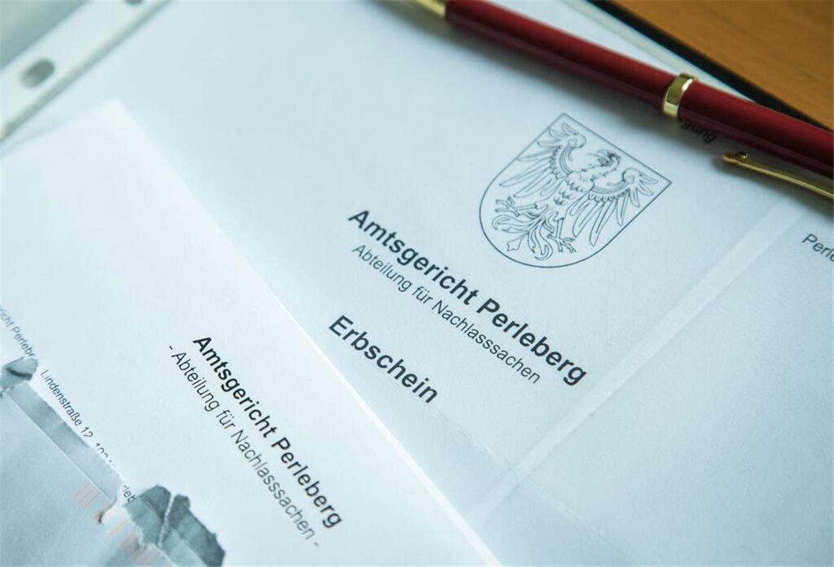 Ein Schreiben vom Amtgericht und Briefumschlag liegen auf einem Tisch.