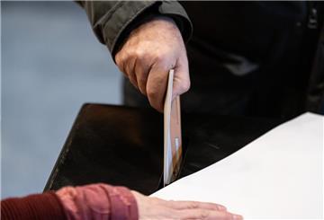 Eine Person gibt im Wahllokal ihre Stimme für die Wiederholungswahl des Berliner Abgeordnetenhaus ab. 
