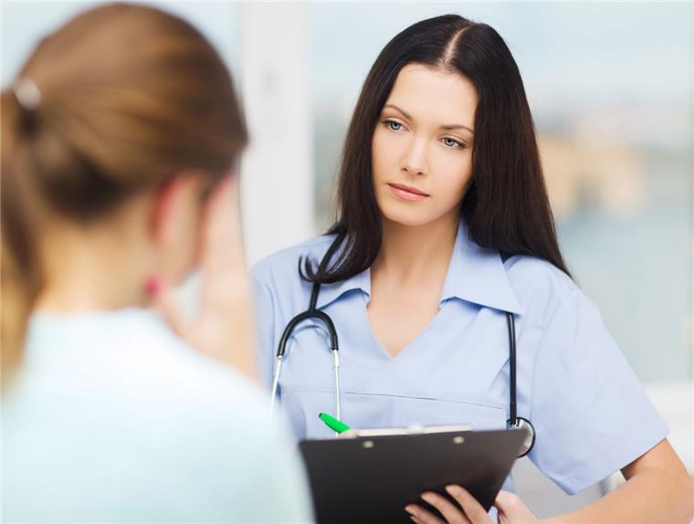 "Hautkrebs 2019" – kostenloser Patientennachmittag im Klinikum Bremerhaven Ärztin spricht mit Patientin.