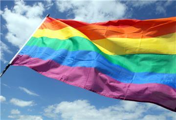 Am 2. Juli findet der erste CSD in Nordenham statt. Dabei wird auch die Regenboggenflagge vor dem Nordenhamer Rathaus gehisst.