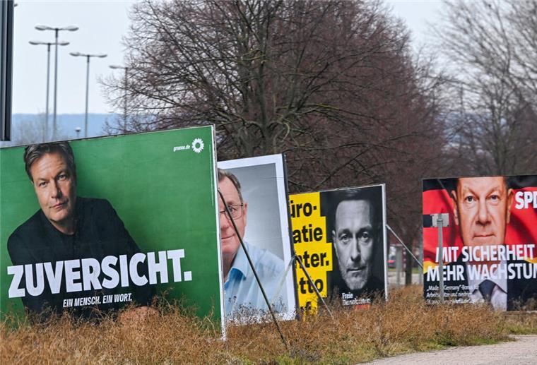Testet euer Wahlspruch-Wissen! Welcher Spruch stammt von welcher Partei? Wahlplakate von Bündnis90/Die Grünen, Die Linke, FDP und SPD stehen an der Straße Am Roten Berg.