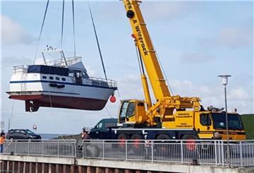 Am 24. April wurden die Boote mit einem Großkran zunächst am Siel in Eckwarden zu Wasser gelassen - dann in Fedderwardersiel.