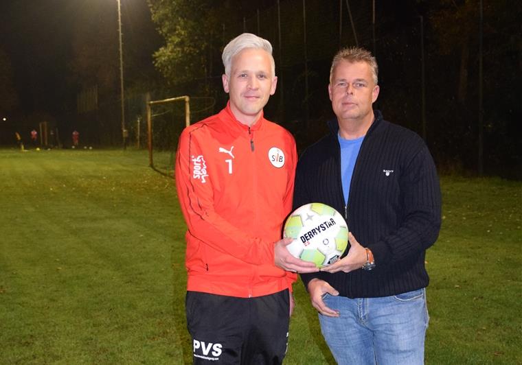 Maik Stolzenberger löst Stefan Jasper beim SV Brake ab Am 24. Oktober 2019 stellte der Vorstand des SV Brake (rechts Teammanager Thade Daniel) Stefan Jasper als Trainer vor. Jetzt erfolgte die Trennung.