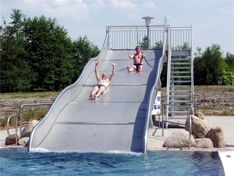 Nordenham: Störtebeker-Schwimmbad wird 50 Jahre alt Am 28. Mai 2003 rutschten Herbert Eltner und Ulrich Münzberg zur Eröffnung des Freibades die Rutsche hinunter.