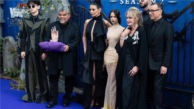 Tim Burtons Netflix-Phänomen „Wednesday“ geht weiter Am 30. Juli bei der Premiere in London - von links nach rechts: Isaac Ordonez, Luis Guzman, Catherine Zeta-Jones, Jenna Ortega, Joanna Lumley, Fred Armisen und Victor Dorobantu.