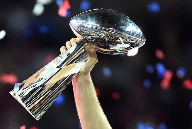 Football-Fans freuen sich auf Super-Bowl-Party im Cinemotion-Kino Am 4. Februar 2018 geht es beim Super Bowl wieder um die Vince Lombardi Trophy. In Bremerhaven können Football-Fans im Cinemotion-Kino mitfiebern.