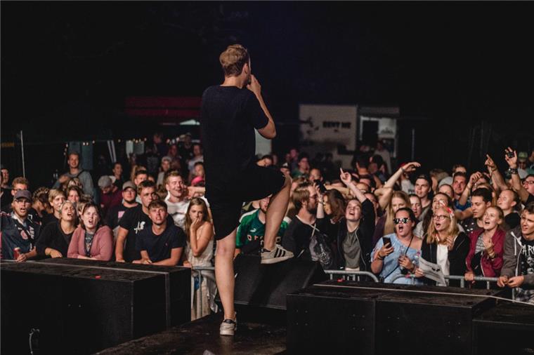 Tossens: Die Festival-Familie beim Andy's wird immer größer Am Abend geht die Post ab: Das junge Publikum hat Spaß beim Musikfestival in Tossens.