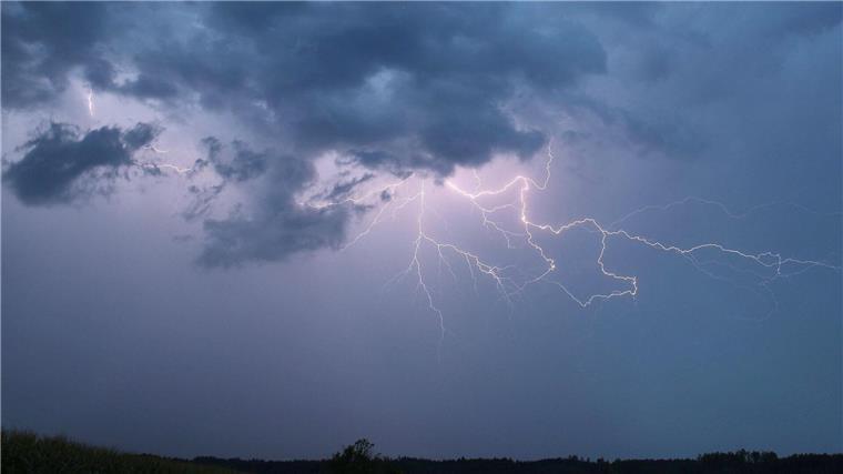 Am Abend werden im Westen Niedersachsens Gewitter erwartet. (Archivbild)