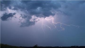 Am Abend werden im Westen Niedersachsens Gewitter erwartet. (Archivbild)