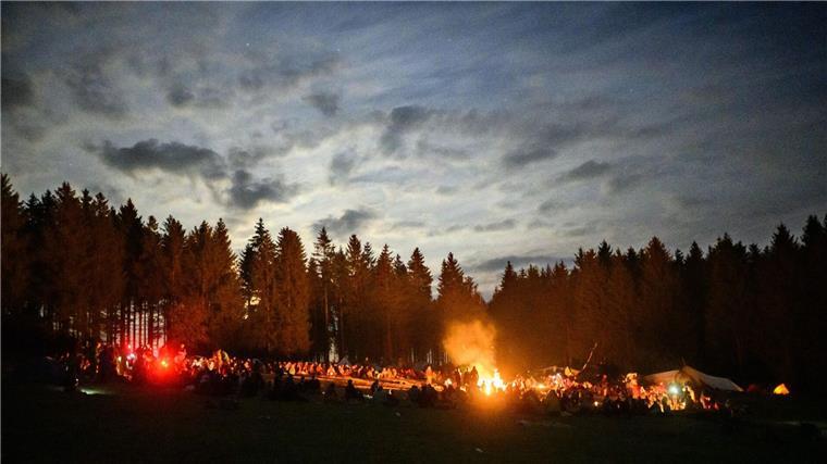 Camper aus aller Welt im Harz - „Frieden ist das Ziel“ Am abendlichen Lagerfeuer versammeln sich die Teilnehmer für das Abendessen.