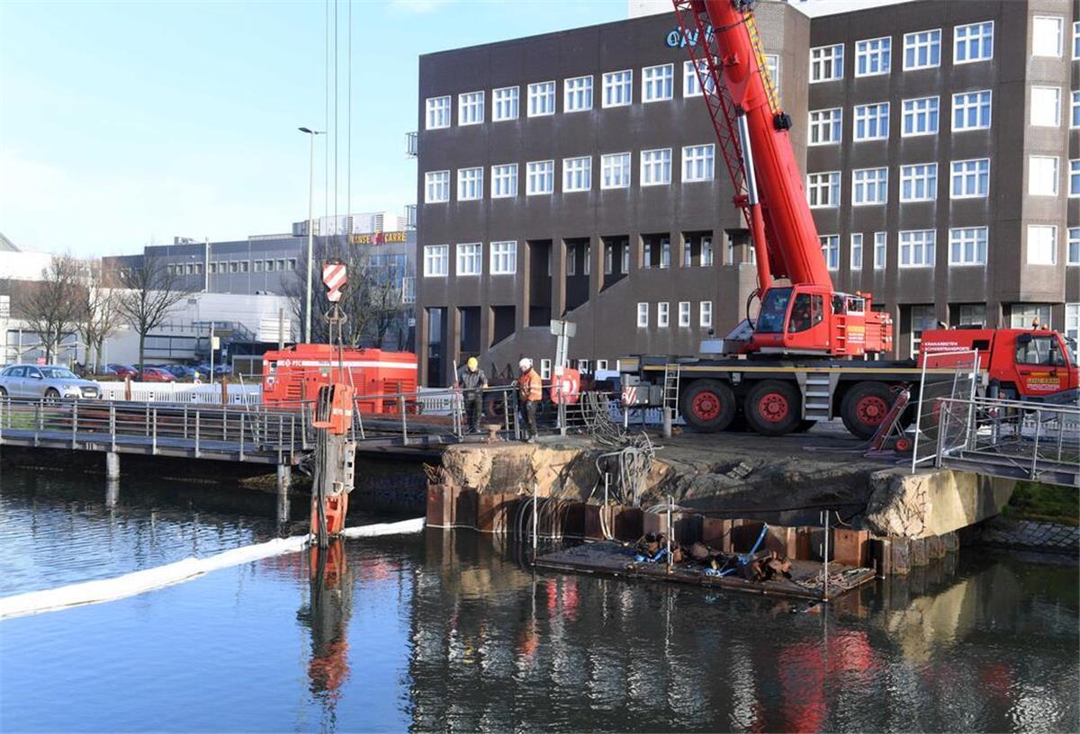Am Alten Hafen von Bremerhaven wird eine Spundwand gerammt.