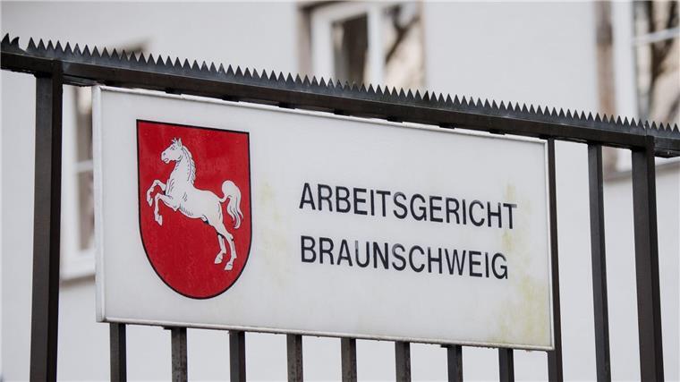 Am Arbeitsgericht wollen mehrere frühere VW-Mitarbeiter Prämien und Lohnerhöhungen einklagen. (Archivfoto) 