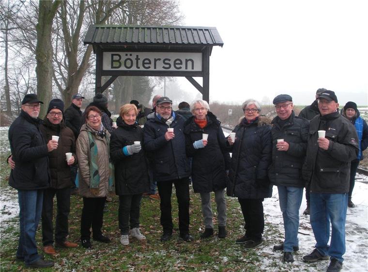 Zeven: Wehmut bei den Eisenbahnfreunden nach letzter Kohltour Am Bahnhof Bötersen legten die Eisenbahnfreunde einen Zwischenstopp ein und genossen ein Getränk.