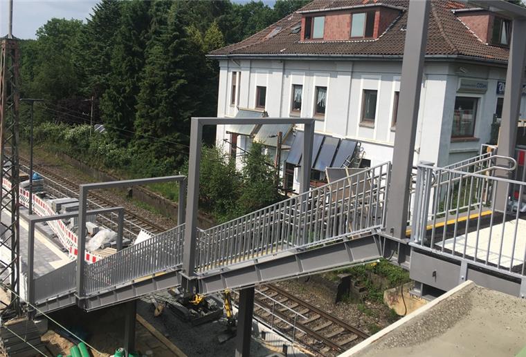 Bahnhof Wulsdorf: Neue Treppe führt zum Bahnsteig Am Bahnhof Bremerhaven-Wulsdorf wurde die Treppe als Zugang zum Bahnsteig ausgetauscht.