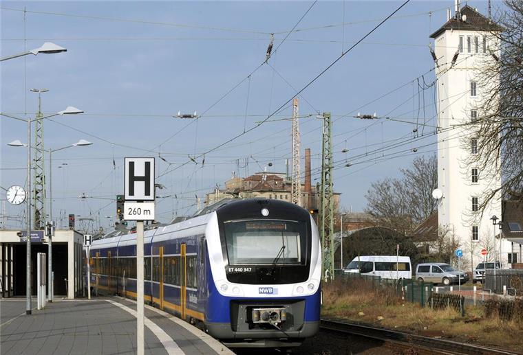 Am Bahnhof in Verden ist es am Samstag zu einer dramatischen Szene gekommen, bei der ein Mann sehr viel Glück hatte. (Archivbild)