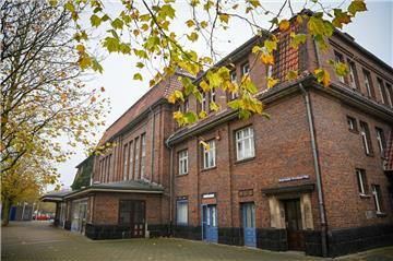 Ein altes Backsteingebäude.