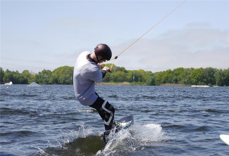 Türchen 30: 2 x Anfängerkurs Wasserski/Wakeboard am Blue Bay Ein Wakeboarder auf dem Wasser.