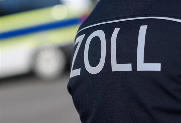 Goldschmuggel am Bremer Flughafen: Diese Frauen hatten viel zu viel Schmuck dabei Am Bremer Flughafen konnte der Zoll einen hohen Steuerschaden verhindern.