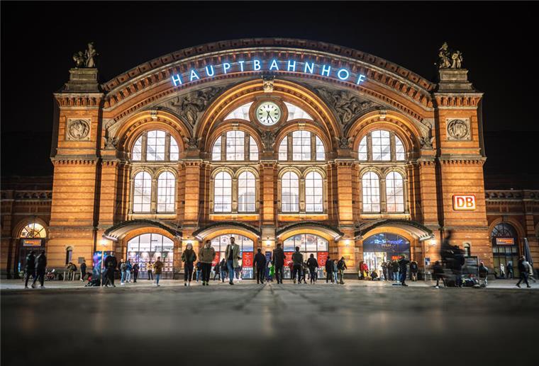 Bremer Innensenator: Ermittler erfolgreich gegen Straftäter Der Bremer Hauptbahnhof am Abend.