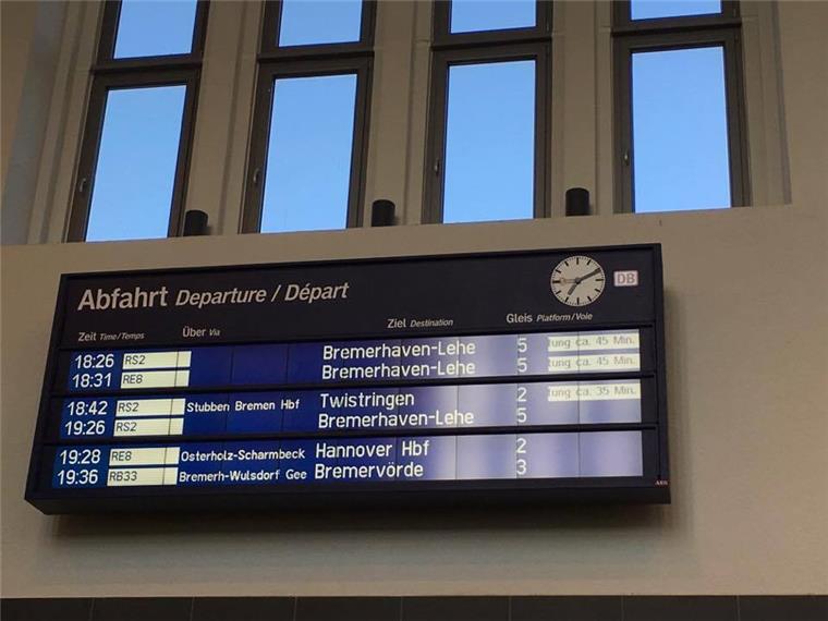 Bahnverkehr gestört: Büsche brennen am Bahnhof Wulsdorf Am Bremerhavener Hauptbahnhof kamen aufgrund des Brandes am Wulsdorfer Bahnhof die Züge zu spät.