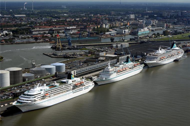 Thema Columbusbahnhof: Staatsrat fordert Neubau Am Clumbus Cruise Center werden dieses Jahr 260 000 Pasagiere erwartet. Luftfoto Scheer