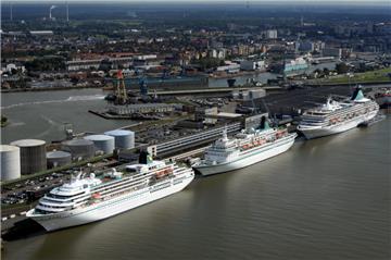 Am Clumbus Cruise Center werden dieses Jahr 260 000 Pasagiere erwartet.  Luftfoto Scheer