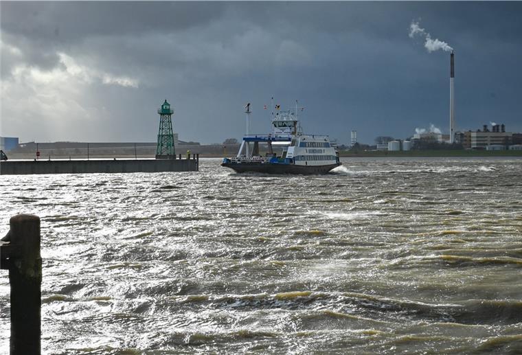 Sturm: Busse und Weserfähre wollen weiter fahren Weserfähre auf dem Wasser