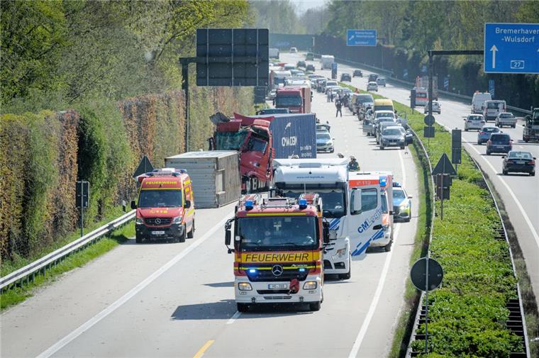 Schwerer Unfall auf der A27 bei Bremerhaven: Autobahn lange gesperrt Am Dienstag gab es einen schweren Unfall auf der A27 bei Bremerhaven.