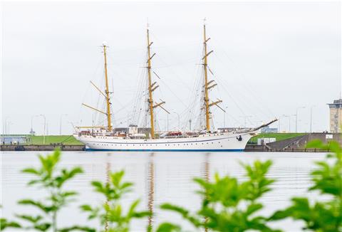 Das sanierte Marineschulschiff „Gorch Fock“ liegt nach einer vorzeitig beendeten Probefahrt an einer Kaimauer im Hafen. 