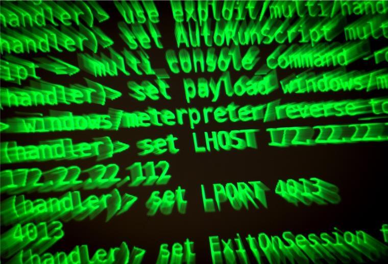 Europäische Ermittler: Coup gegen Cyber-Kriminelle Buchstaben und Zahlen leuchten auf einem Bildschirm auf dem ein Hackerwerkzeug läuft.