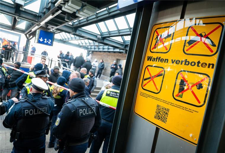 Hamburger Hauptbahnhof: Waffenverbot wegen Messerangriffen verlängert Am Dienstag hatte die Bundes- und die Hamburger Polizei einen Schwerpunkteinsatz am Hauptbahnhof absolviert und 14 Messer sichergestellt, jetzt wurde das Waffenverbot erneut verlängert.