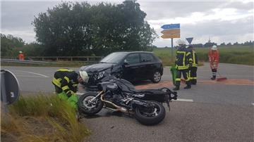 Am Dienstag ist es bei Dedesdorf zu einem schweren Verkehrsunfall gekommen. Eine Autofahrerin hatte einen Motorradfahrer übersehen und stieß mit ihm zusammen. 