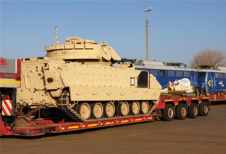 Noch mehr US-Panzer sind auf dem Weg nach Bremerhaven Am Dienstag verließen Tieflader mit Panzern den Hafen. Für Mittwoch werden weitere Transporte erwartet.