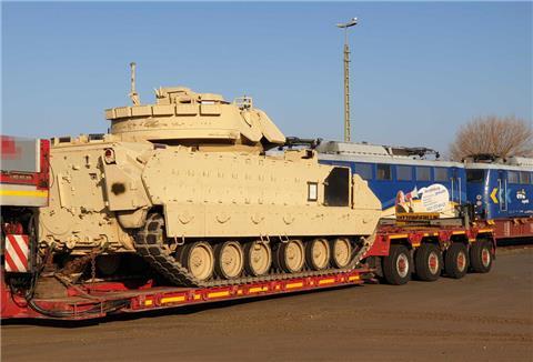 Am Dienstag verließen Tieflader mit Panzern den Hafen. Für Mittwoch werden weitere Transporte erwartet.