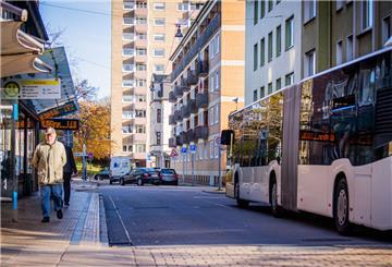 Symbolfoto Bremerhaven Bus und Bushaltestelle im November 2022.