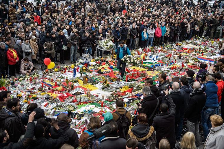 Brüssel in Trauer Am Donnerstag gedachten Tausende der Opfer der Anschläge in Brüssel. Sie legten Blumen nieder und zündeten Kerzen an.
