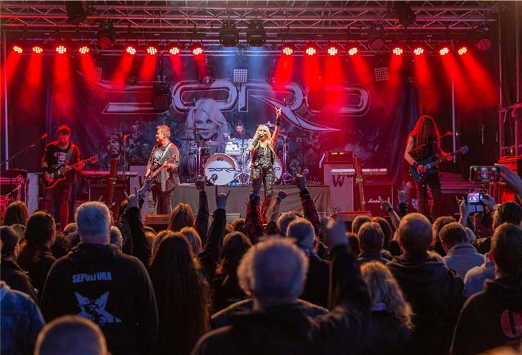 Bremerhaven: Nach Metal-Doro folgen die Kult-Parties Doro Pesch auf der Bühne im Nordsee-Stadion