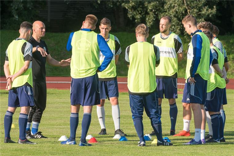 LTS will Pokal-Blamage gegen den 1. FC Köln vermeiden Am Donnerstag trainierte die Leher TS im Nordseestadion. Dort trifft der Bremen-Ligist am Sonnabend im DFB-Pokal auf den 1. FC Köln. Foto Adebahr