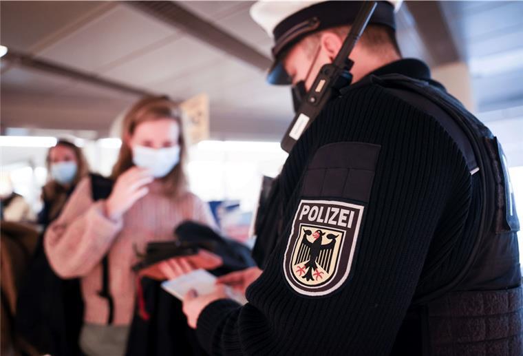 Landesweite Corona-Kontrollen im Nahverkehr am Donnerstag Beamte der Bundespolizei kontrollieren Corona-Impfstatus