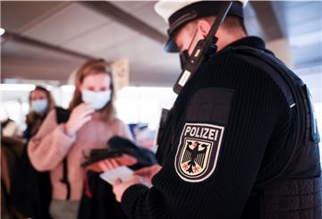 Beamte der Bundespolizei kontrollieren Corona-Impfstatus