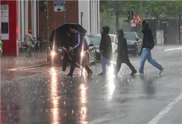 Am Donnerstag zog ein schweres Unwetter durch Bremerhaven. Da musste man in der Hafenstraße einen Schritt zulegen.