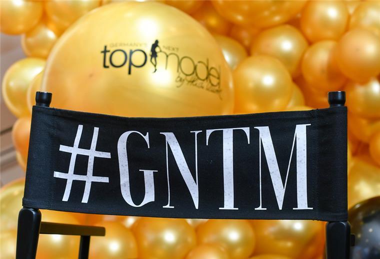 Das Logo der Show "Germany's next Topmodel - by Heidi Klum" steht auf einem Regiestuhl bei der Kino-Preview zur 15. Staffel im Kino Zoo Palast.
