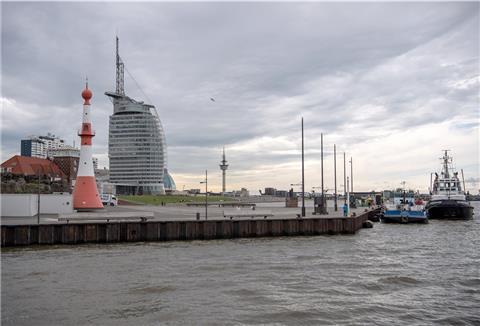 Am Donnerstagabend wurde an der Seebäderkaje ein Auto mit zwei Leichen aus dem Wasser geborgen. Dabei handelt es sich um eine 46 Jahre alte Frau aus Kaiserslautern und ihre zehnjährige Tochter. Beide gelten seit dem 8. Juni als vermisst. Eine Obduktion soll für Klarheit sorgen.