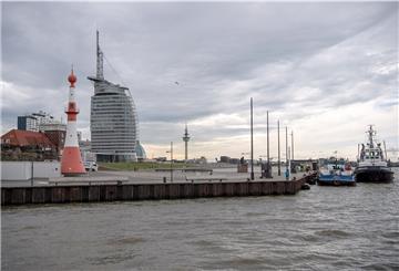 Am Donnerstagabend wurde an der Seebäderkaje ein Auto mit zwei Leichen aus dem Wasser geborgen. Dabei handelt es sich um eine 46 Jahre alte Frau aus Kaiserslautern und ihre zehnjährige Tochter. Beide gelten seit dem 8. Juni als vermisst. Eine Obduktion soll für Klarheit sorgen.