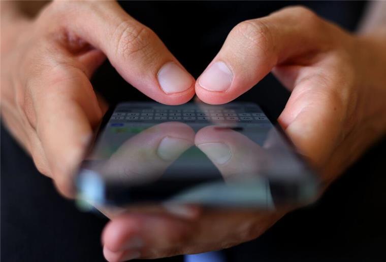Nach Probealarm: Tausende Mobilfunk-Kunden haben plötzlich kein Netz mehr Eine Person hält Handy in der Hand.