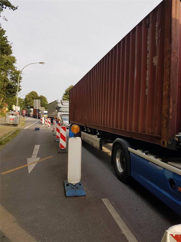 Am Donnerstagmorgen gerät der Verkehr am Jägerhof arg ins Stocken.